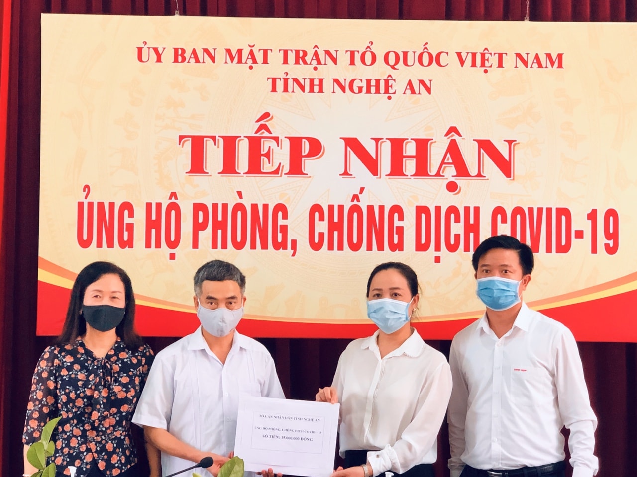 Đồng chí Lê Văn Quỳnh – Phó Chánh án, Chủ tịch Công đoàn Tòa án nhân dân tỉnh trao số tiền 15 triệu đồng cho đại diện UBMTTQ tỉnh Nghệ An.