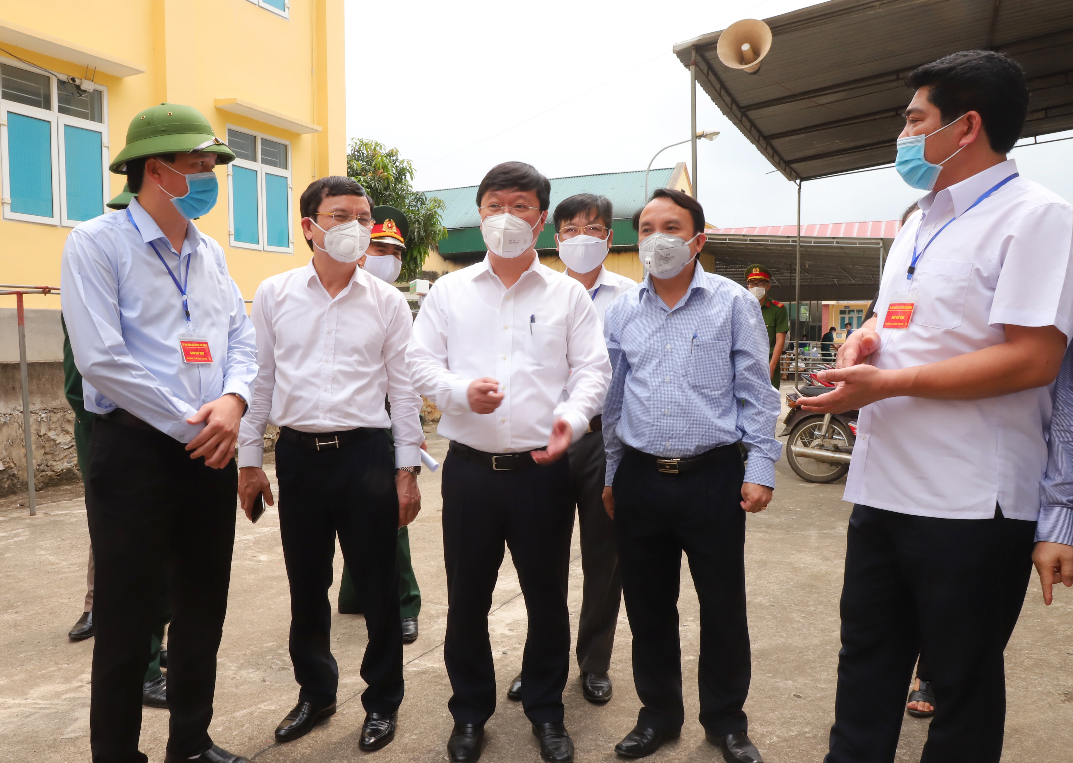 Chủ tịch UBND tỉnh Nguyễn Đức Trung trao đổi về công tác phòng, chống dịch Covid-19 trên địa bàn huyện Con Cuông. Ảnh: Thành Duy 