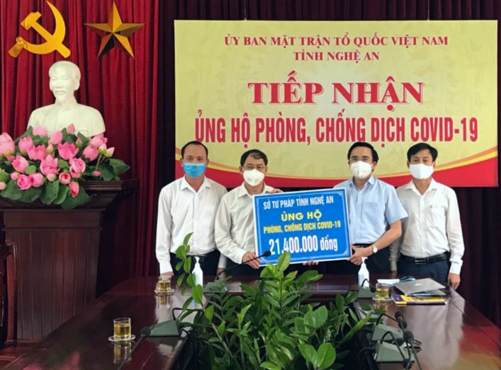 Sở Tư pháp Nghệ An ủng hộTư 21,4 triệu đồng. Ảnh T.L