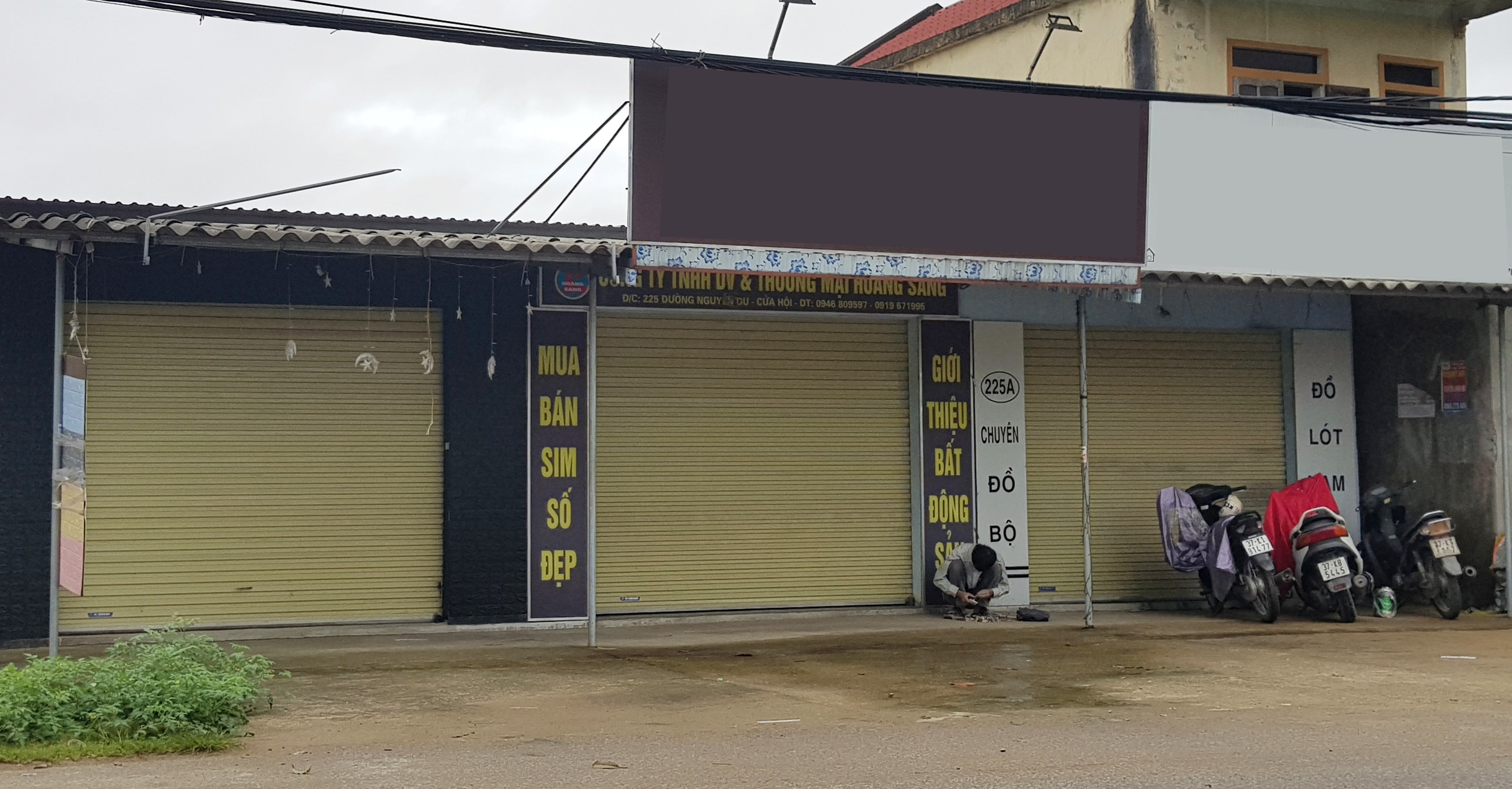 Thực hiện Chỉ thị 16 của Thủ tướng Chính phủ, phần lớn các ki - ốt kinh doanh mặt hàng không thiết yếu dọc đường Vinh - Cửa Hội đã tạm dừng hoạt động. Ảnh: Đức Anh