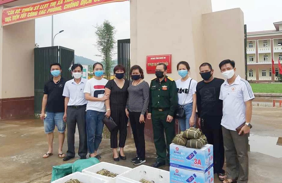 Gần 100 chiếc bánh cùng các nhu yếu phẩm khác được người dân đưa đến tặng khu cách ly.