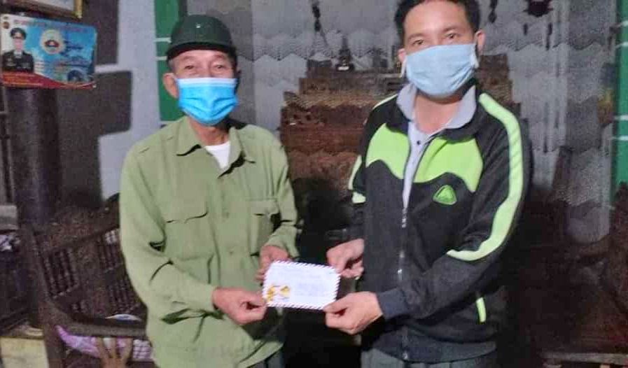 Bác Nguyễn Hồng Hải - Trưởng Ban CT Mặt trận xóm Vĩnh Đồng xã Đồng Văn ủng hộ quỹ phòng, chống COVID-19