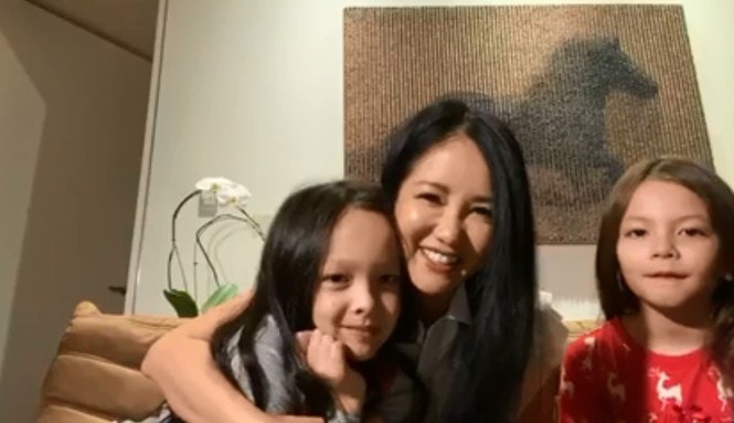 Hai con sinh đôi của diva Hồng Nhung được khen dễ thương.