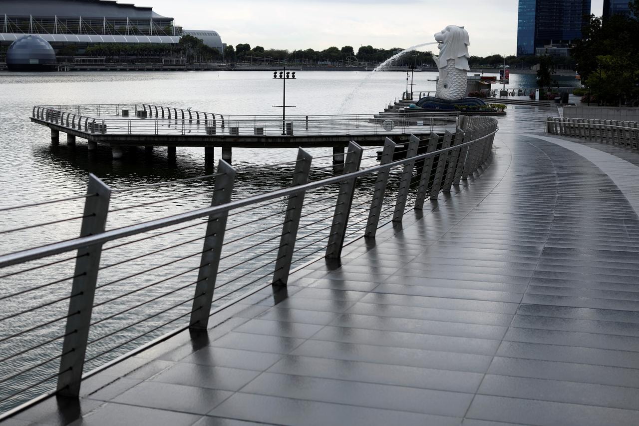 Khung cảnh vắng vẻ của công viên Merlion nổi tiếng tại Singapore khi nước này bước vào giai đoạn 2 của dịch bệnh. Ảnh: Reuters