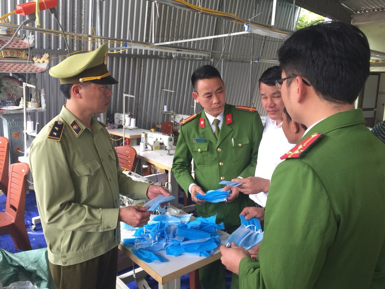 Lực lượng chức năng thu giữQ hơn 30.000 khẩu trang nhái khẩu trang y tế. Ảnh: MT
