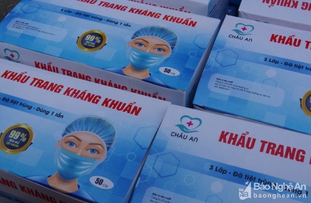 Số khẩu trang y tế được vận chuyển từ Việt Nam sang bên kia biên giới bị thu giữ tại Đồn Cửa Khẩu quốc tế Nậm Cắn. Ảnh: Tư liệu