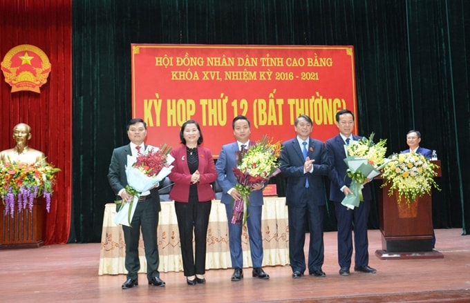 Thường trực UBND tỉnh Cao Bằng chúc mừng tân Phó Chủ tịch UBND tỉnh Lê Hải Hòa (đứng giữa) 