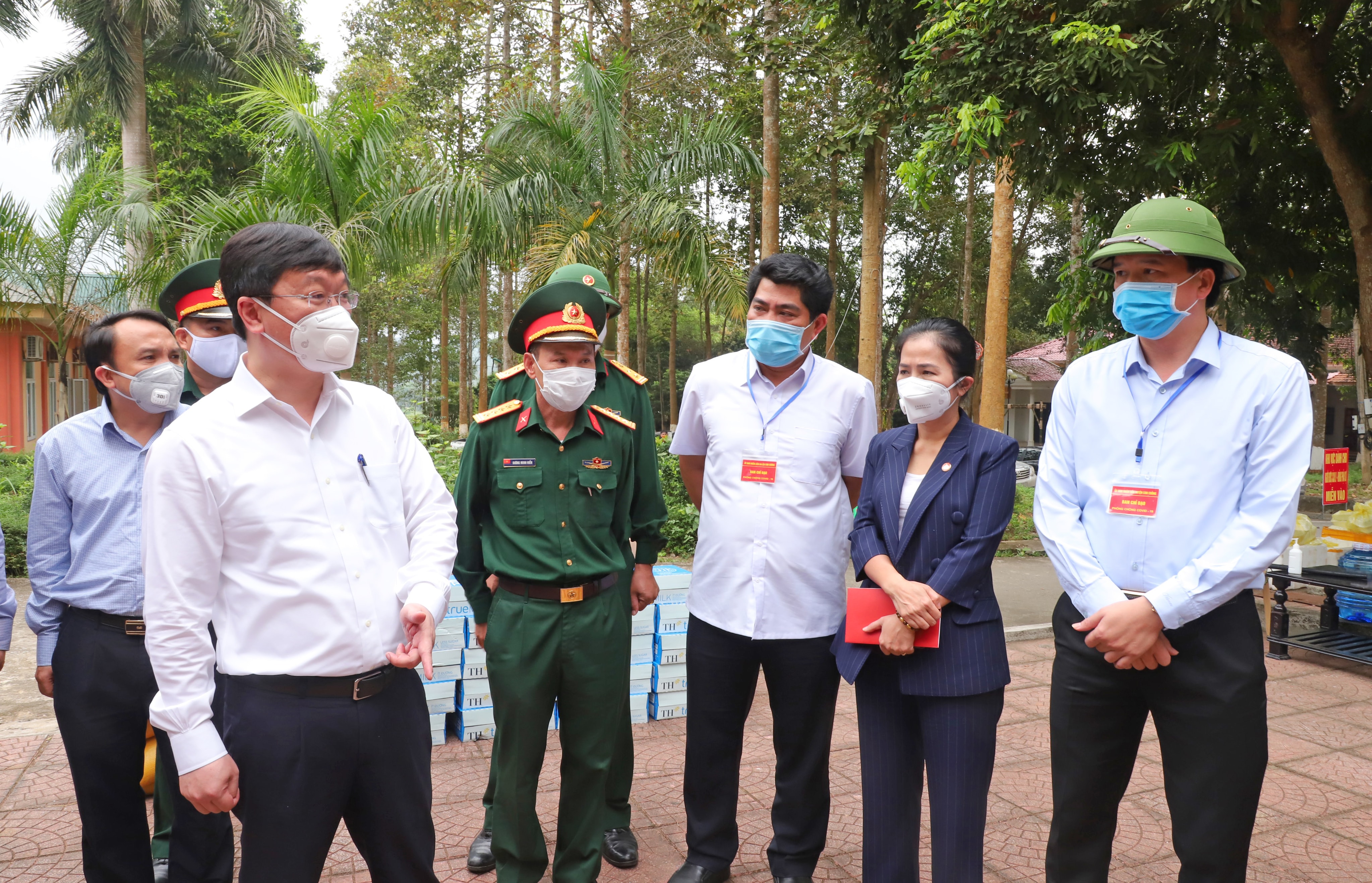 Chủ tịch UBND tỉnh Nguyễn Đức Trung trao đổi với lãnh đạo huyện Con Cuông về công tác cách ly. Ảnh Nhật Lệ