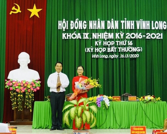 hủ tịch UBND tỉnh Vĩnh Long (trái) trao hoa chúc mừng Phó Chủ tịch  Nguyễn Thị Quyên Thanh