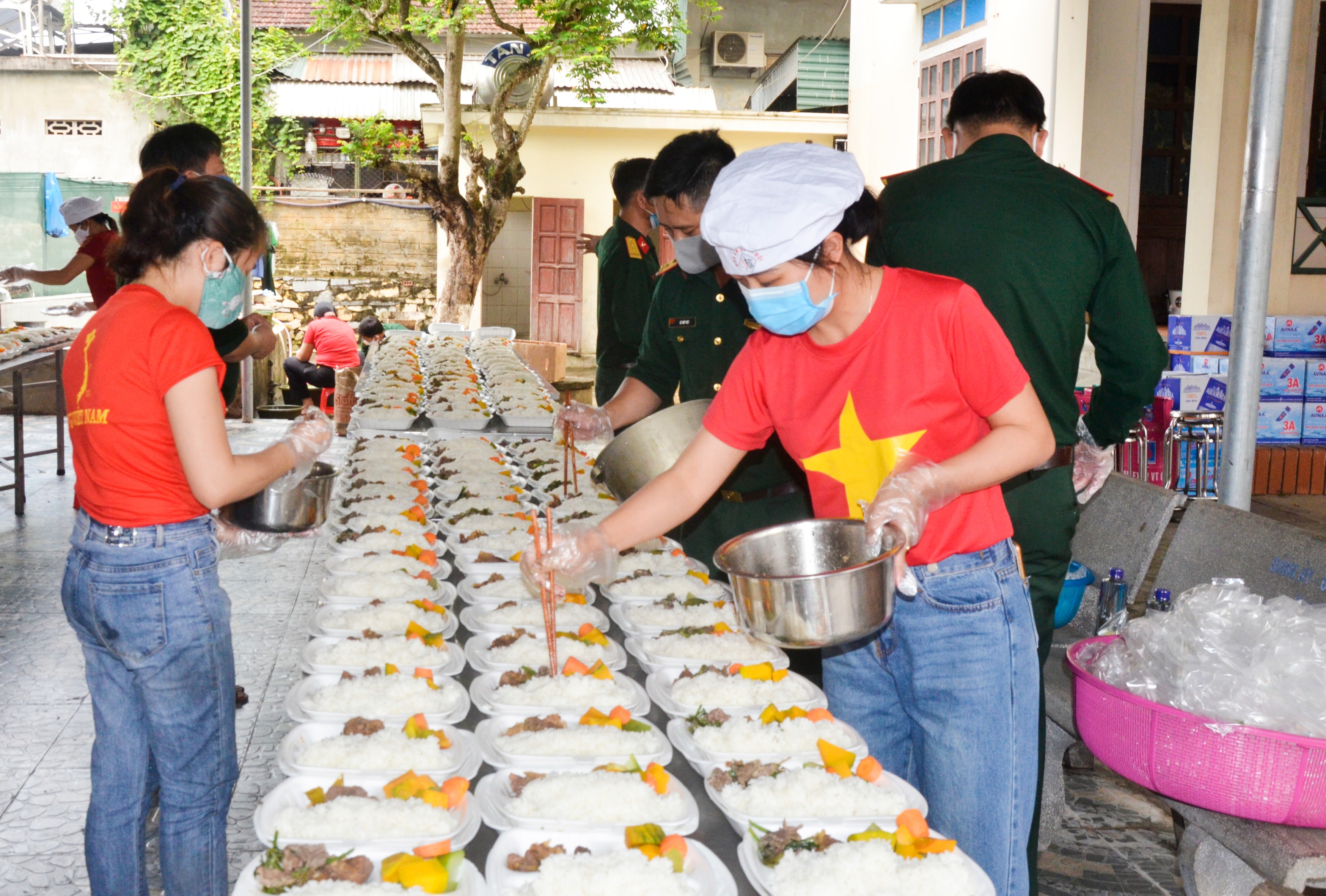 Các tổ chức đoàn thể chính trị xã hội và các trường học trên địa bàn huyện Quỳ Hợp tình nguyện luân phiên nhau tham gia hỗ trơ phục vụ hậu cần cho các khu cách ly