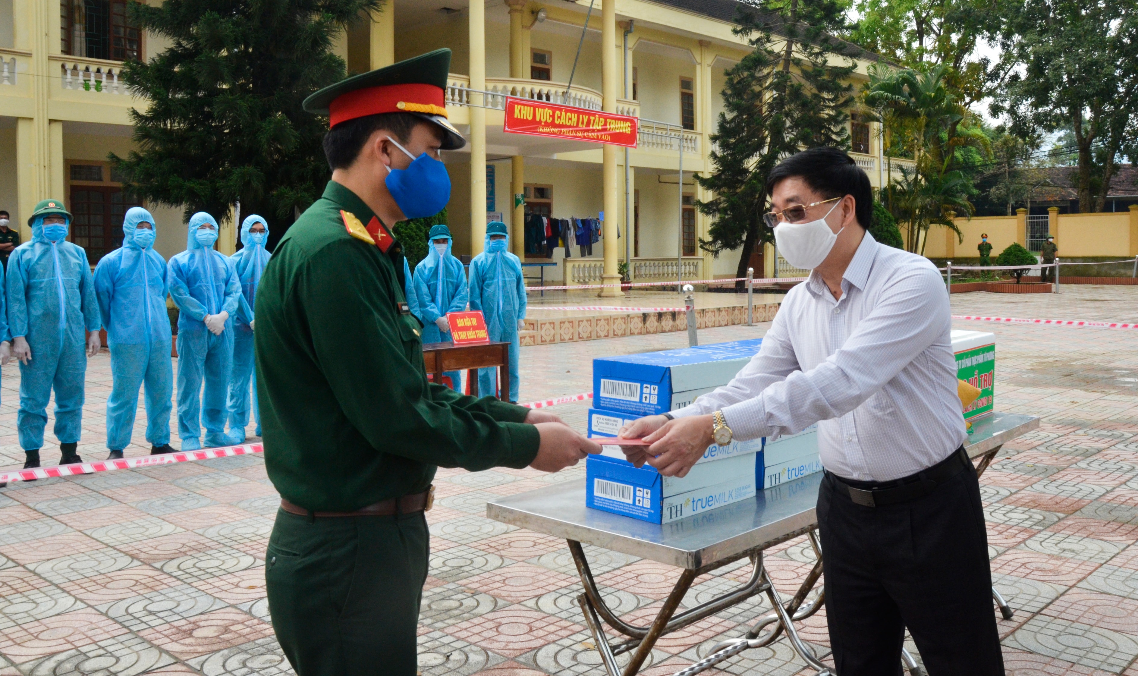 Phó Bí thư Tỉnh ủy Nguyễn Văn Thông tặng quà động viên cán bộ, chiến sỹ, nhân viên y tế đang thực hiện nhiệm vụ tại Khu cách ly. Ảnh: Thanh Lê
