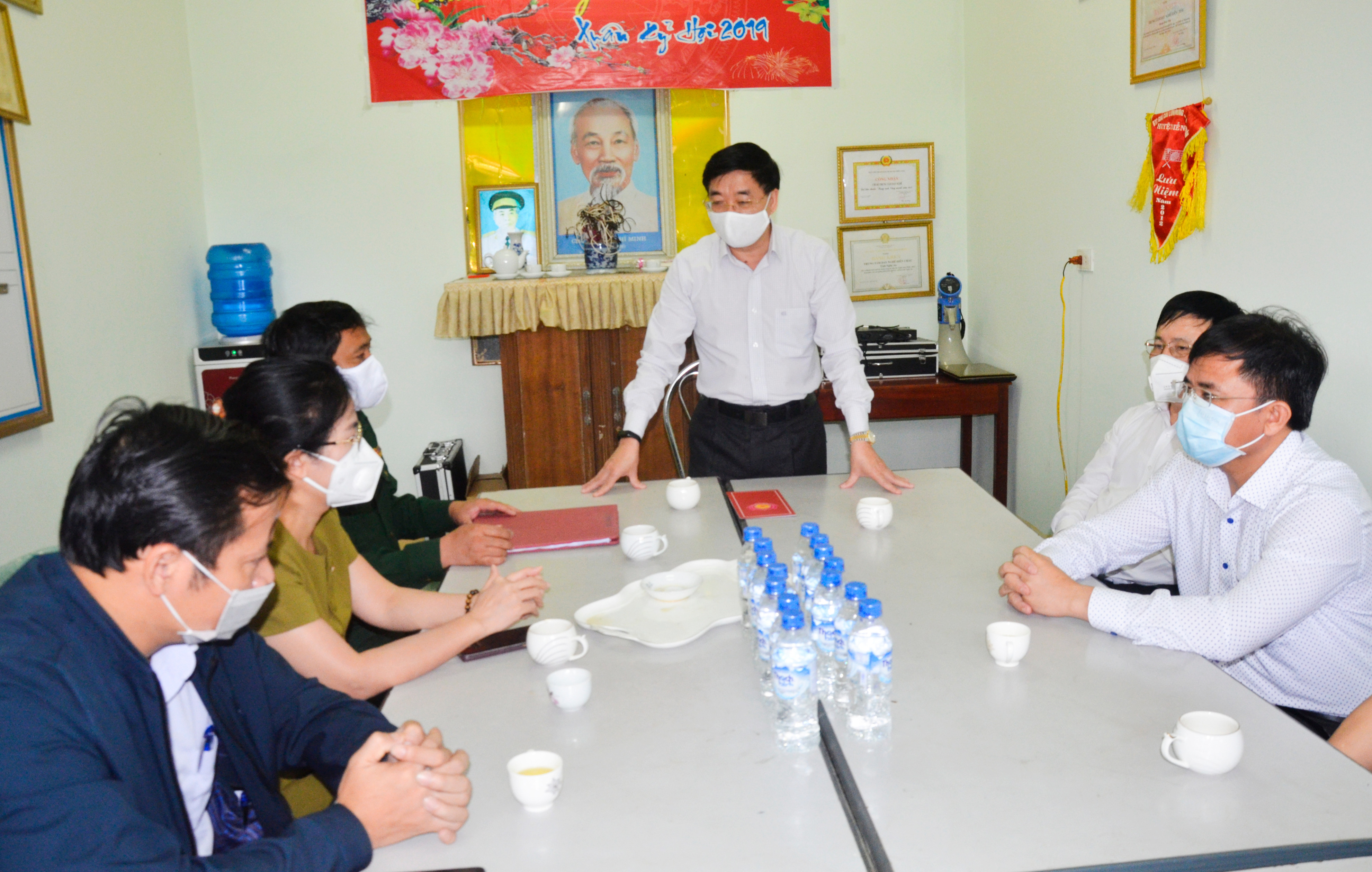 Phó Bí thư Tỉnh ủy Nguyễn Văn Thông trao đổi với lãnh đạo huyện Diễn Châu. Ảnh: Thanh Lê