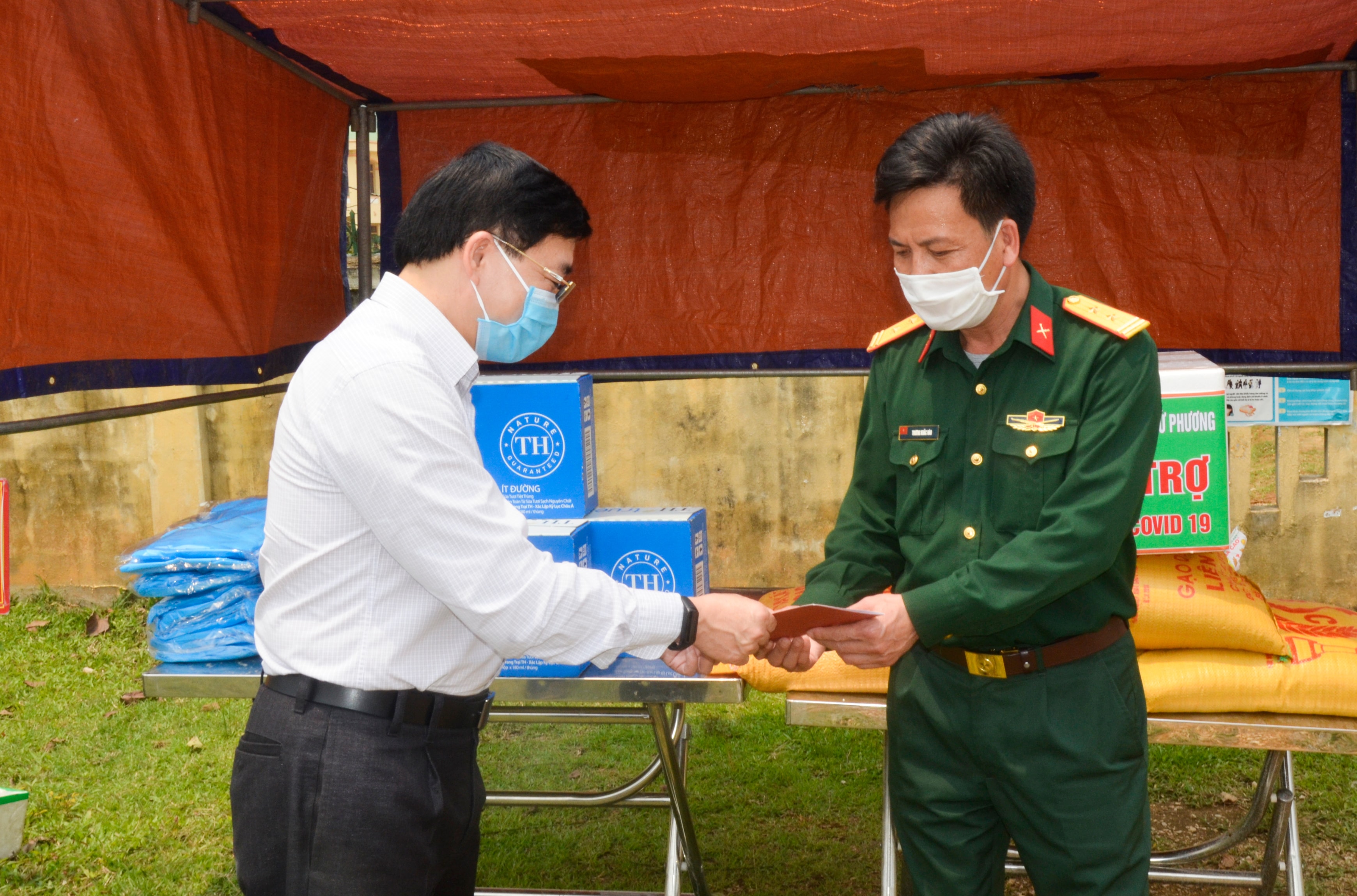 Phó Bí thư Tỉnh ủy Nguyễn Văn Thông tặng quà cho các cán bộ, chiến sỹ, nhân viên y tế đang làm nhiệm vụ Khu vực cách ly tại huyện Quế Phong. Ảnh: Thanh Lê