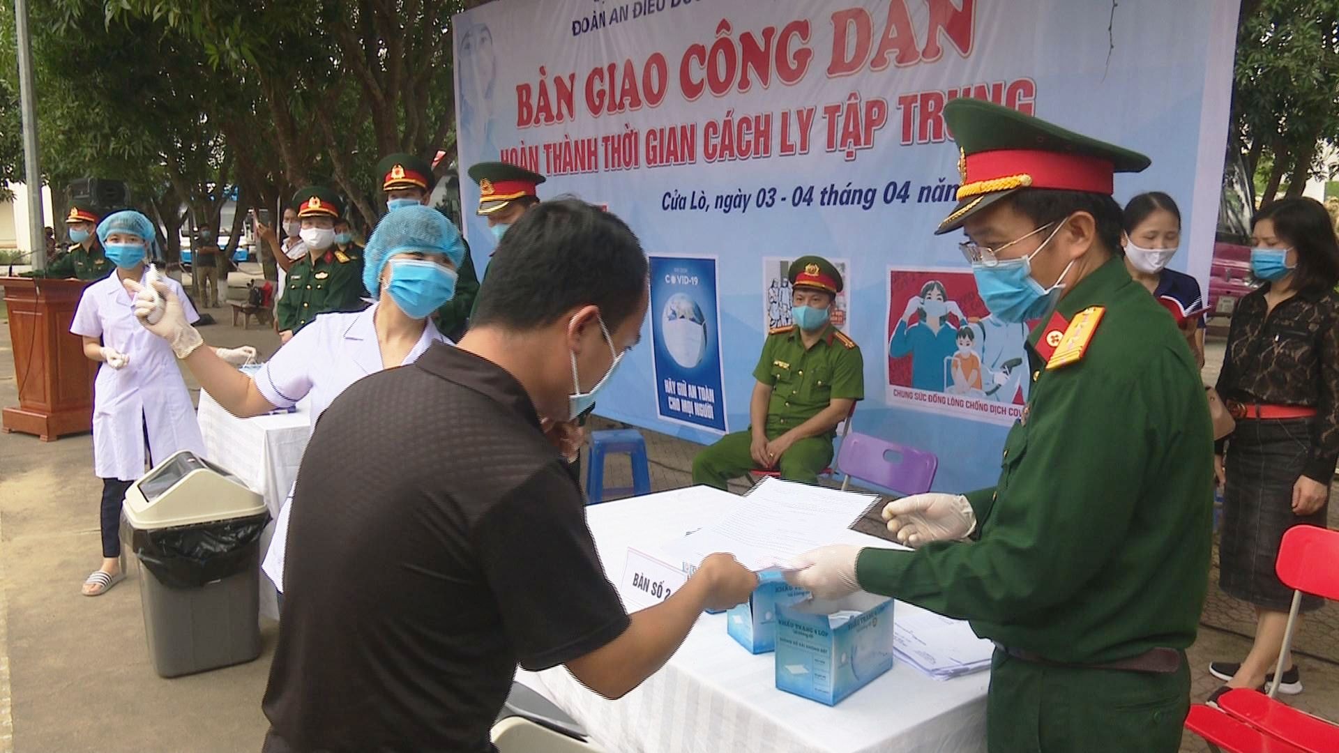 Những công dân này khi về địa phương tiếp tục sẽ là những tuyên truyền viên xuất sắc trong công tác phòng chống dịch. Ảnh: Lê Dũng