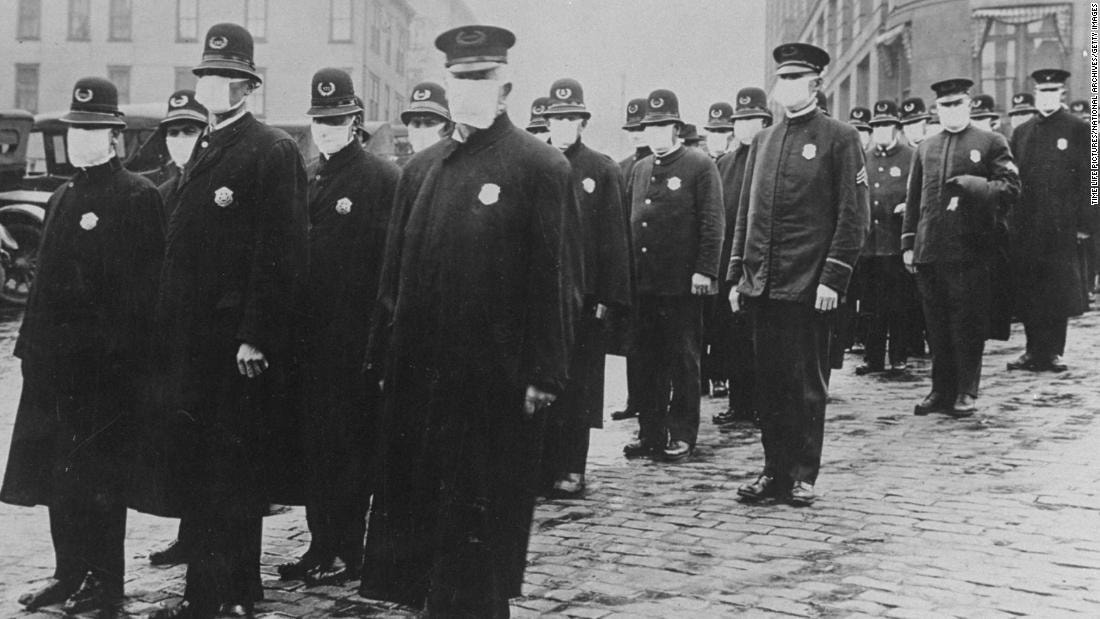 Cảnh sát Seattle đeo khẩu trang trong đại dịch cúm 1918, từng cướp đi sinh mạng của hàng triệu người. Ảnh: Getty