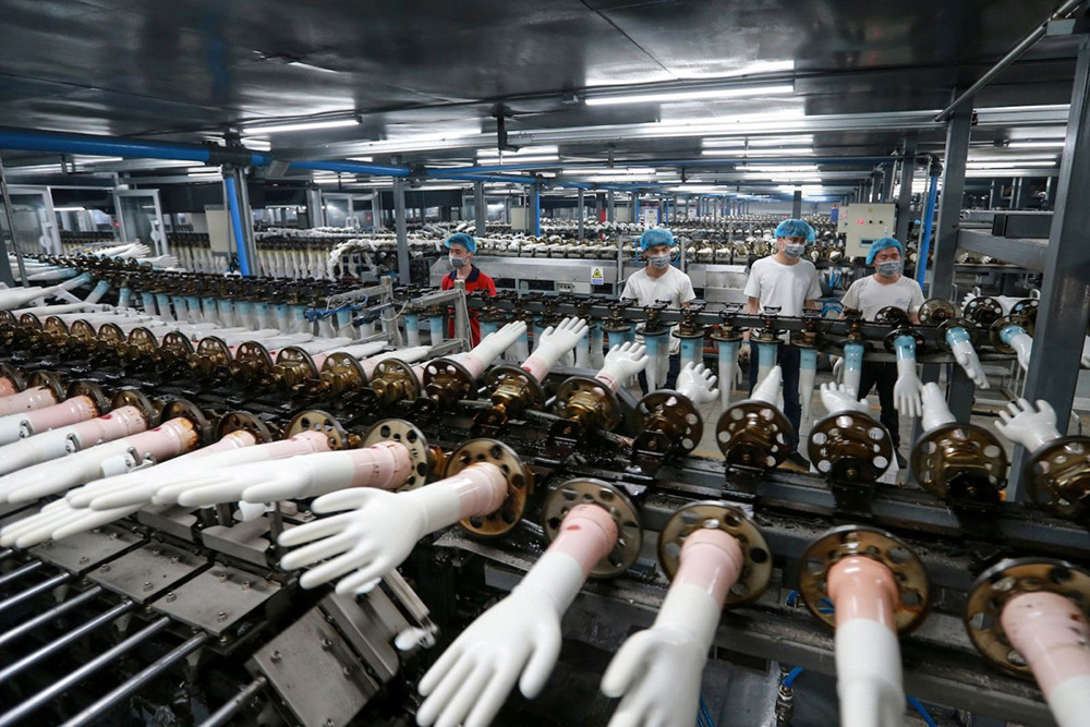 Công nhân sản xuất găng tay y tế tại một nhà máy ở Trung Quốc. Ảnh: AFP