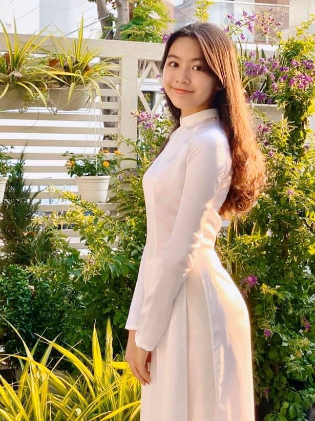 Ngoài hình ảnh từ MC Quyền Linh, bà xã Dạ Thảo gửi lời chúc đi kèm với hình ảnh Lọ Lem mặc áo dài duyên dáng nhân ngày sinh nhật. 