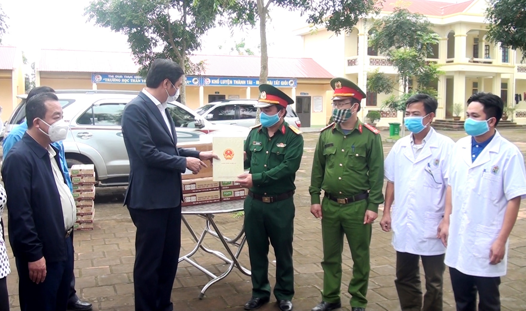 Đồng chí Hoàng Nghĩa Hiếu cùng đoàn công tác tặng quà lực lượng làm nhiệm vụ tại khu cách ly tập trung trường PTDT Bán trú THCS Nghĩa Mai. Ảnh: Đức Anh