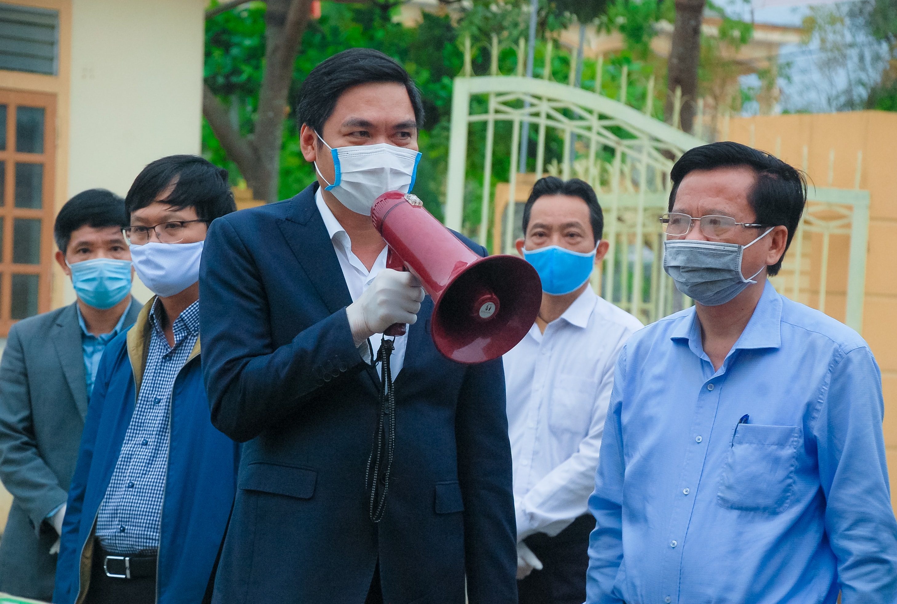 Đồng chí Hoàng Nghĩa Hiếu nói chuyện với người dân trong khu cách ly ở Yên Thành. Ảnh: Thái Dương