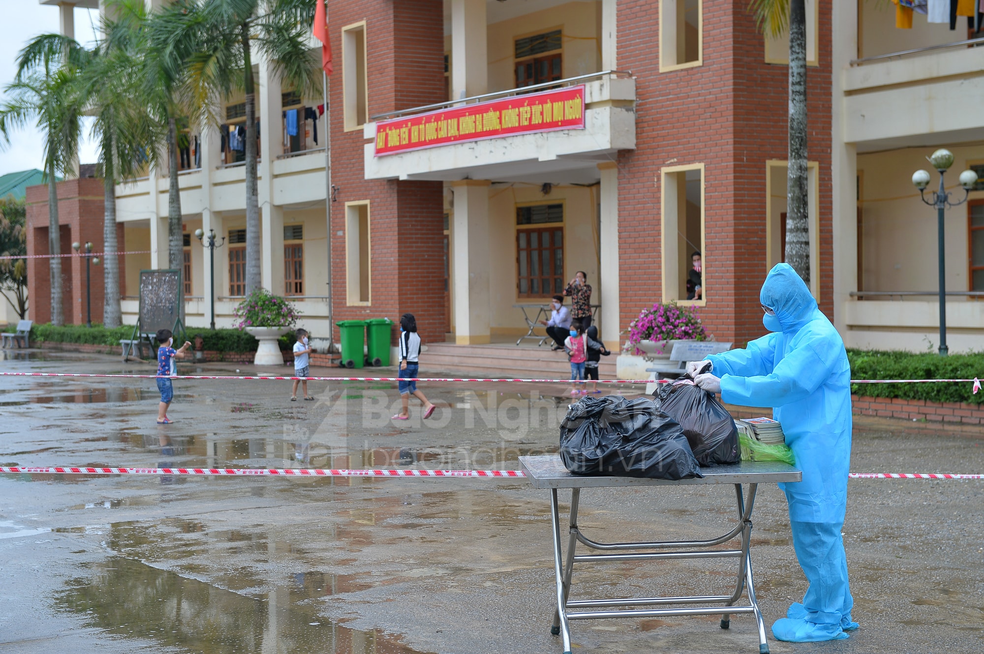 Khu cách ly bắt đầu đón nhận công dân Việt Nam từ Lào và Thái Lan về nước thực hiện cách ly tập trung 14 ngày để phòng chống dịch Covid-19 từ ngày 27/3/2020.