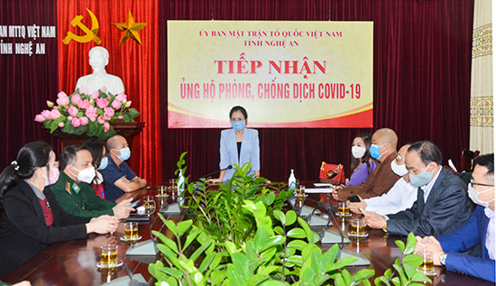 Chủ tịch Ủy ban MTTQ tỉnh Võ Thị Minh Sinh phát biểu ghi nhận, gửi lời cảm ơn tới tấm lòng hảo tâm của các cơ quan, đơn vị, tổ chức, cá nhân đã quyên góp ủng hộ phòng, chống dịch Covid -19.  Ảnh: Thanh Lê