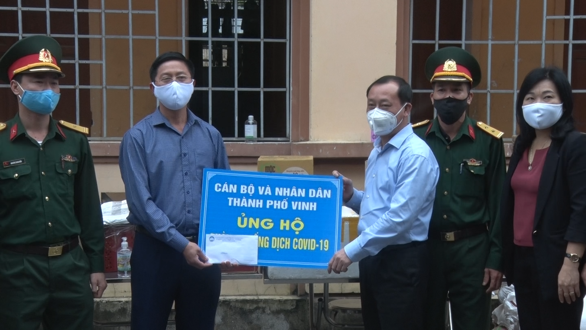Bí thư thành ủy Vinh - Phan Đức Đồng trao quà hỗ trợ của cán bộ và nhân dân TP Vinh cho khu cách ly do huyện Quỳ Châu quản lý.