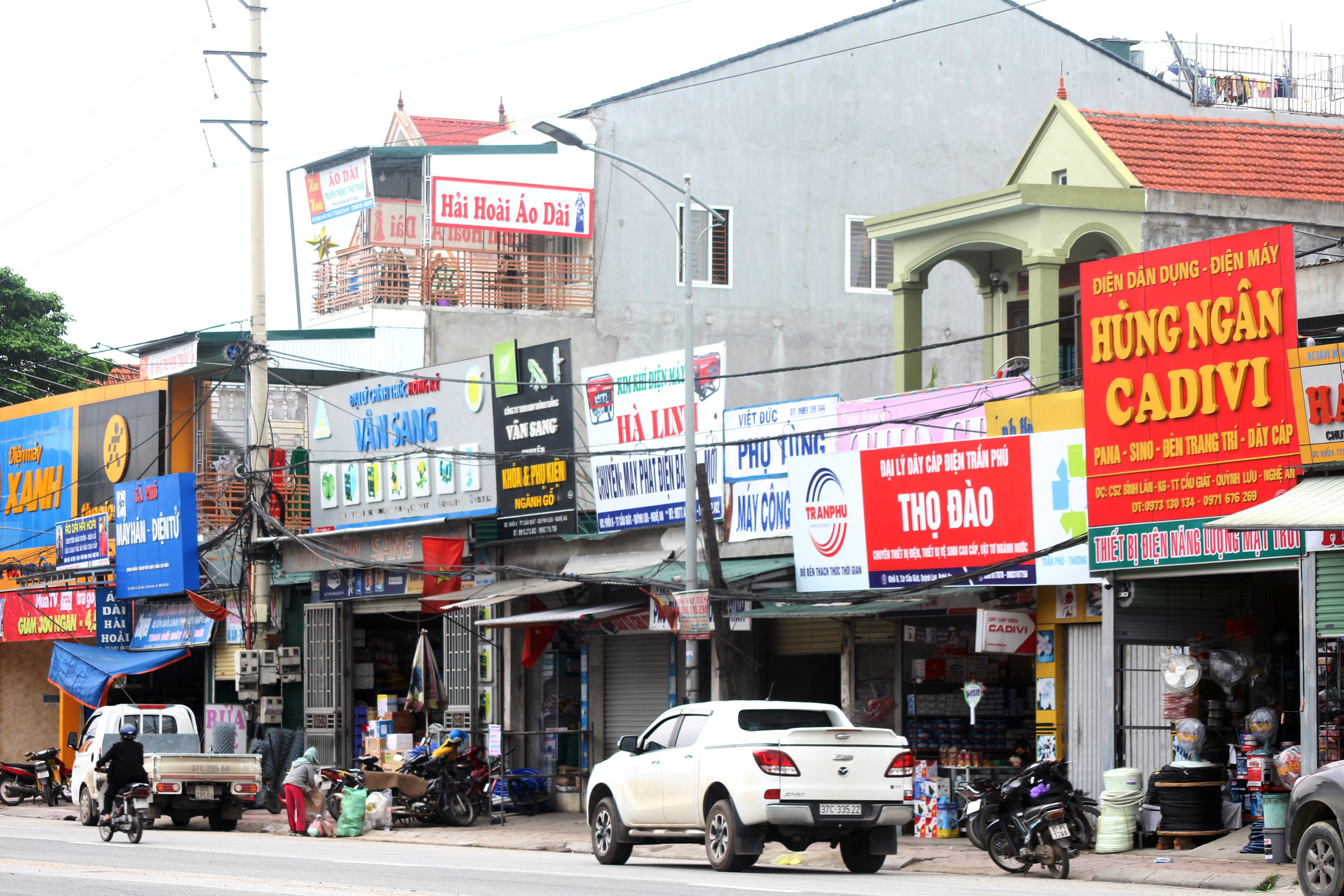 Đối diện cổng chính chợ Giát, hàng loạt cơ sở buôn bán thiết bị điện, hàng điện tử, Điện máy xanh.. hoạt động như bình thường. 