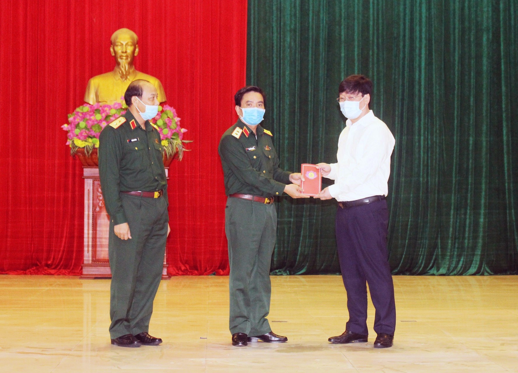 Đồng chí Nguyễn Đức Trung trao hỗ trợ cho Bộ Tư lệnh Quân khu 4