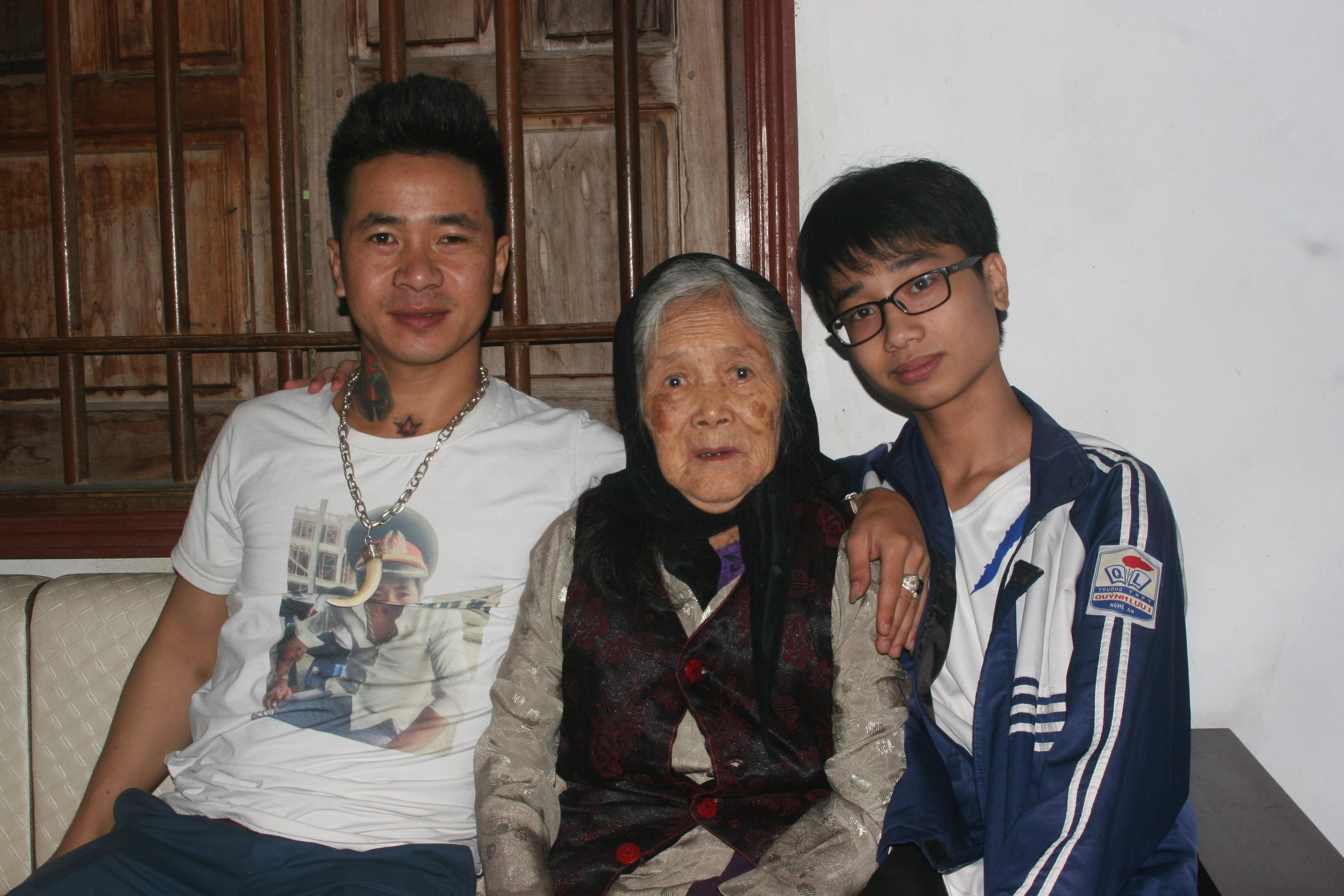 Ảnh 2: Mẹ VNAH Hồ Thị Mai năm nay 88 tuổi, mặc dù hàng ngày phải chữa trị thuốc thang với khoản tiền lớn nhưng mẹ vẫn dành ra 2 triệu để ủng hộ. Ảnh: Việt Hùng.