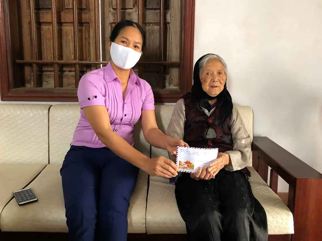 Mẹ VNAH Hồ Thị Mai ở xã Quỳnh Hậu (Quỳnh Lưu) ủng hộ 2 triệu đồng cho công tác phòng chống dịch Covid 19. Ảnh: Đoàn xã Quỳnh Hậu.