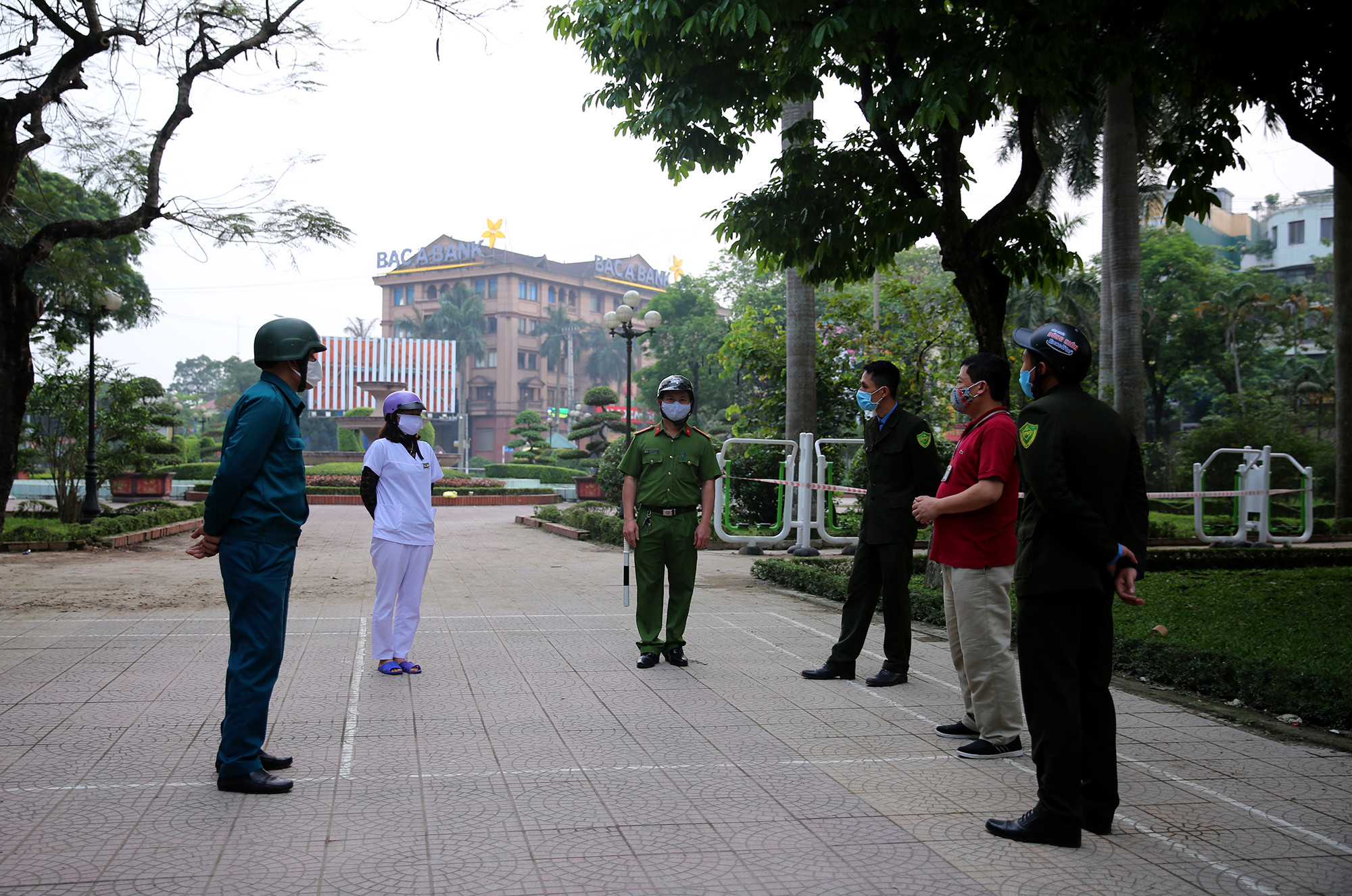 Ngày hôm nay, lực lượng chức năng các phường, xã ở thành phố Vinh tiếp tục làm nhiệm vụ tuyên truyền, vận động và nhắc nhở người dân thực hiện Chỉ thị 16 của Thủ tướng Chính phủ