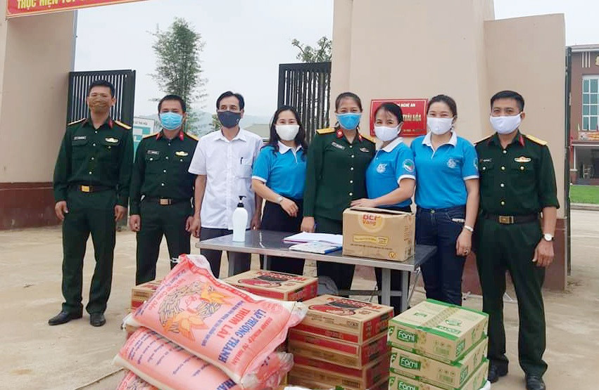 Các đơn vị trên địa bàn Thị xã Thái Hòa tham gia ủng hộ công tác phòng, chống dịch Covid. Ảnh: Quang Huy