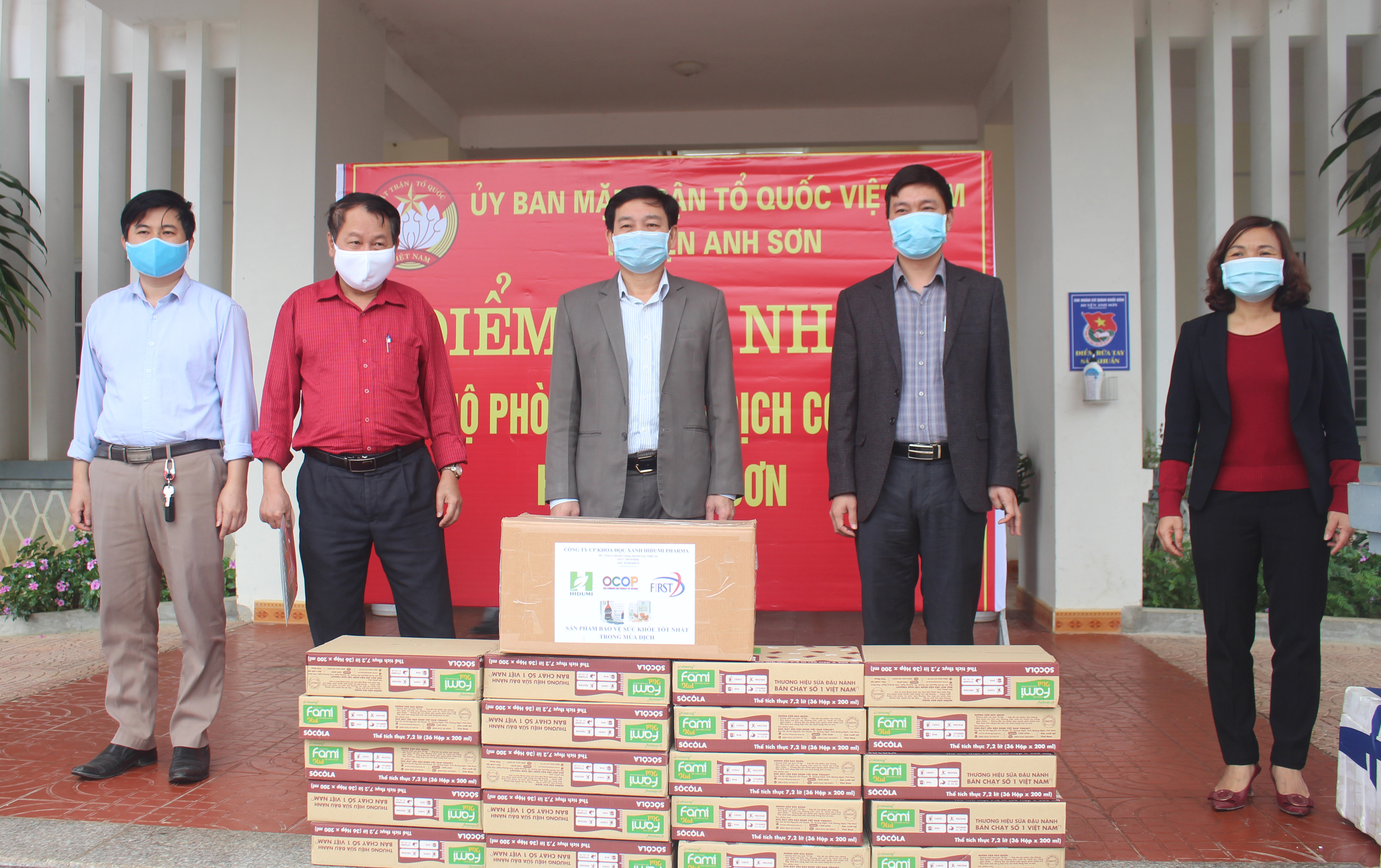 UBMTTQ tỉnh trao tặng quà phòng chống dịch Covid 19 tại Anh Sơn