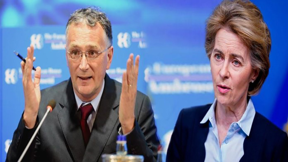 Ông Mauri Ferrari và Chủ tịch Ủy ban châu Âu Ursula von der Leyen. Ảnh: AFP, Getty