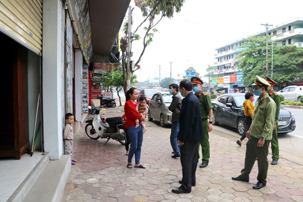 Kiểm tra một quầy ốt kinh doanh nội thất trên đường Nguyễn Trãi. Tại đây chủ quầy ốt đã tạm dừng kinh doanh nhưng chấp hành chưa triệt để. Ảnh: Nguyễn Hải