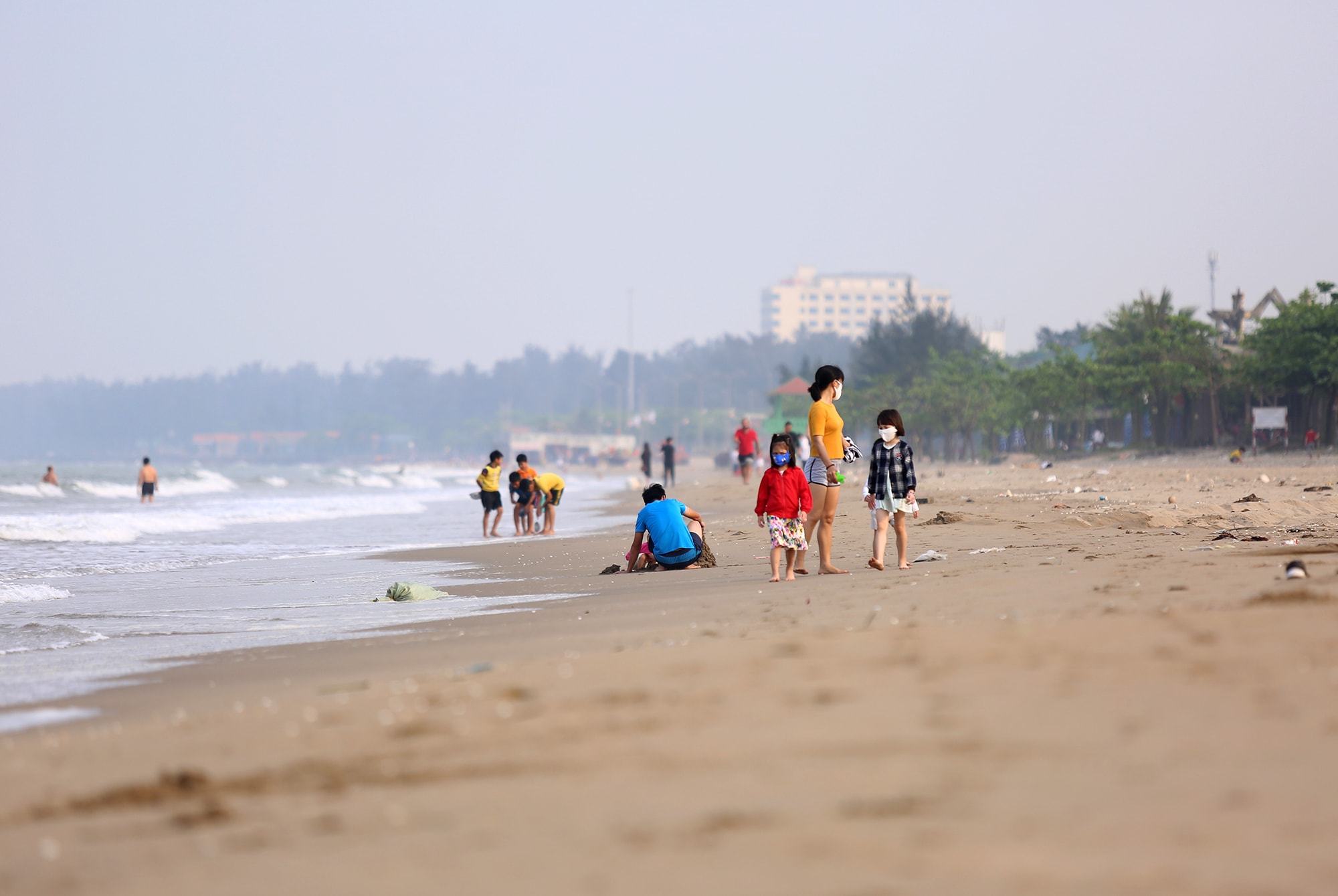 Chiều 10/4, có mặt tại bãi biển Cửa Lò (thị xã Cửa Lò), chúng tôi nhận thấy dù còn 5 ngày nữa mới hết thời hạn cách ly toàn xã hội theo Chỉ thị 16 của Thủ tướng Chính phủ nhưng