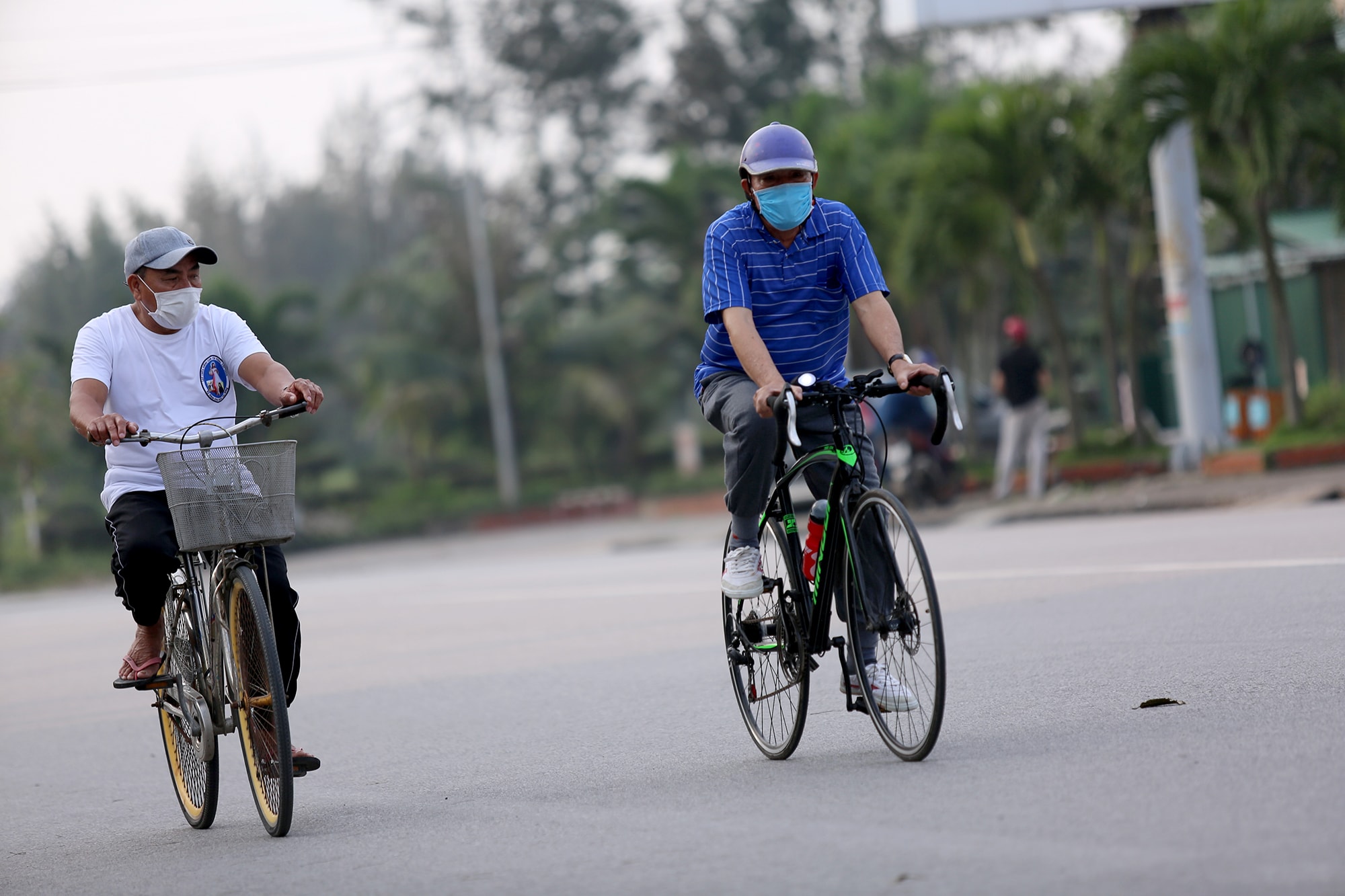 Và có những người đạp xe thể dục trên các trục đường chính. Ảnh: Đức Anh