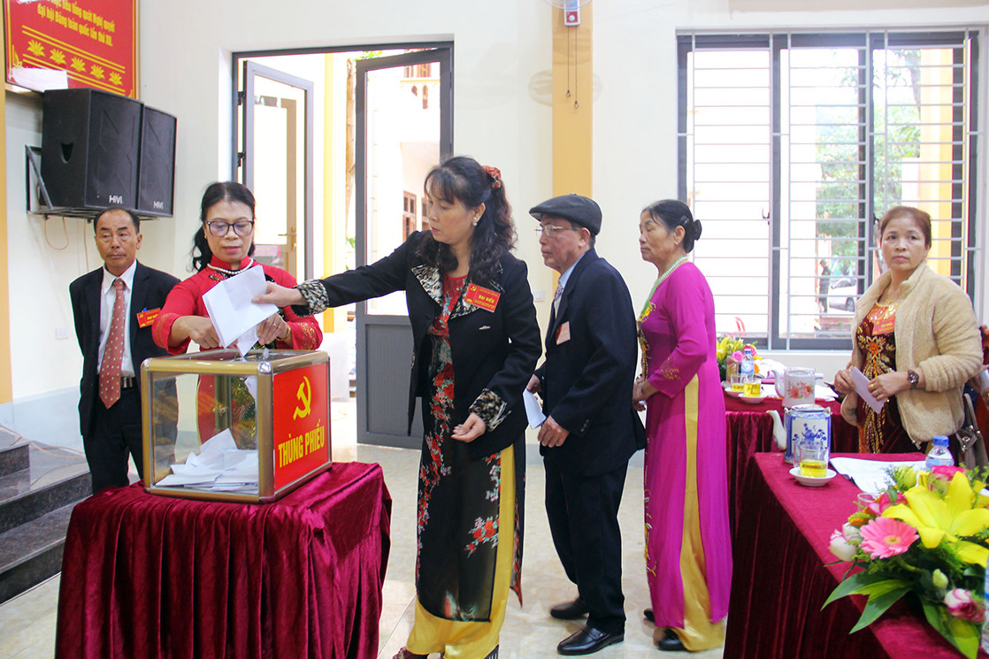 Các đại biểu bỏ phiếu bầu BCH Đảng bộ phường Nghi Hòa (TX Cửa Lò) khóa XX nhiệm kỳ 2020-2025 Ảnh tư liệu: Thanh-Quỳnh