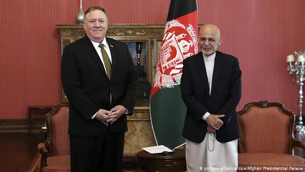 Ngoại trưởng Mỹ Mike Pompeo trong cuộc gặp với Tổng thống Afghanistan Ghani tại thủ đô Kabul hôm 23/-3. Ảnh: dpa