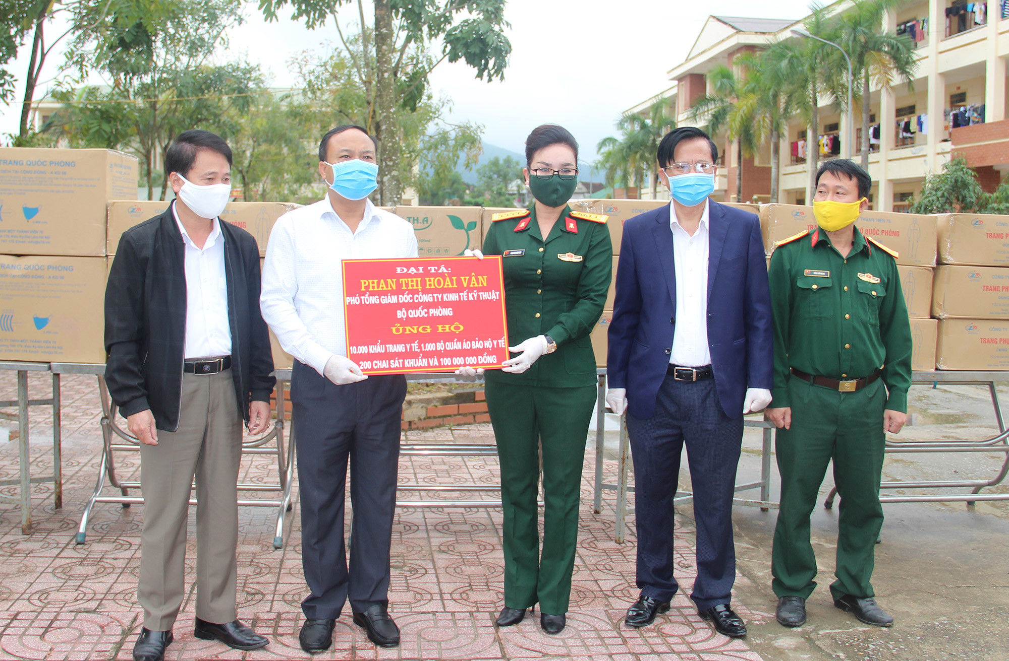 Đại tá Phan Thị Hoài Vân, phó tổng giám đốc Công ty kinh tế kỹ thuật công nghiệp (Bộ quốc phòng), một người con của quê hương đã trao tặng 500 triệu đồng ủng hộ chống dịch CoVid-19 và xây nhà tình nghĩa. Ảnh Văn Trường