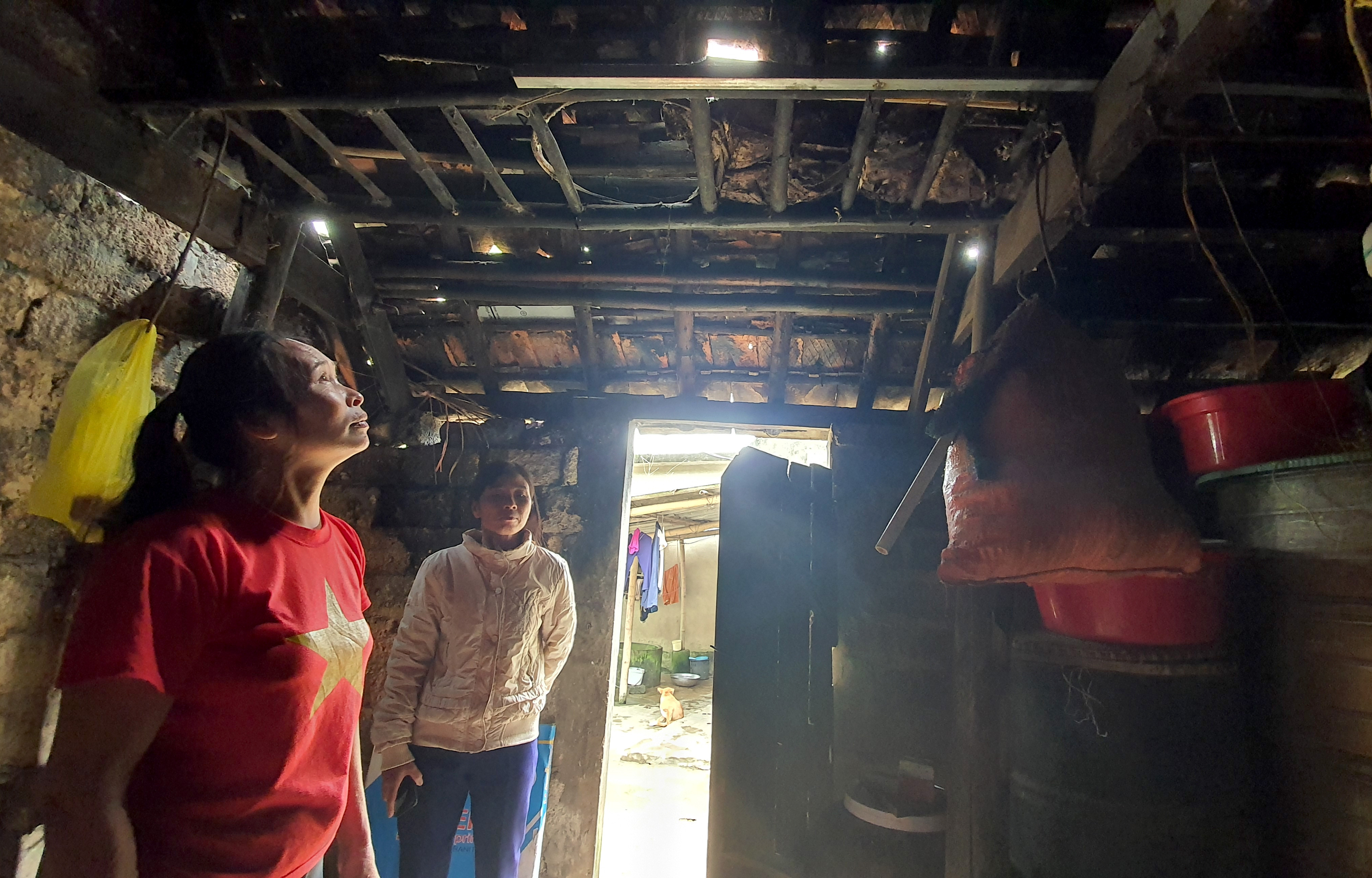 Căn nhà ngang của gia đình ông Nguyễn Kế Phương đã xuống cấp, ngói đã vỡ, mưa xuống là nước chảy khắp nhà. Ảnh: P.B