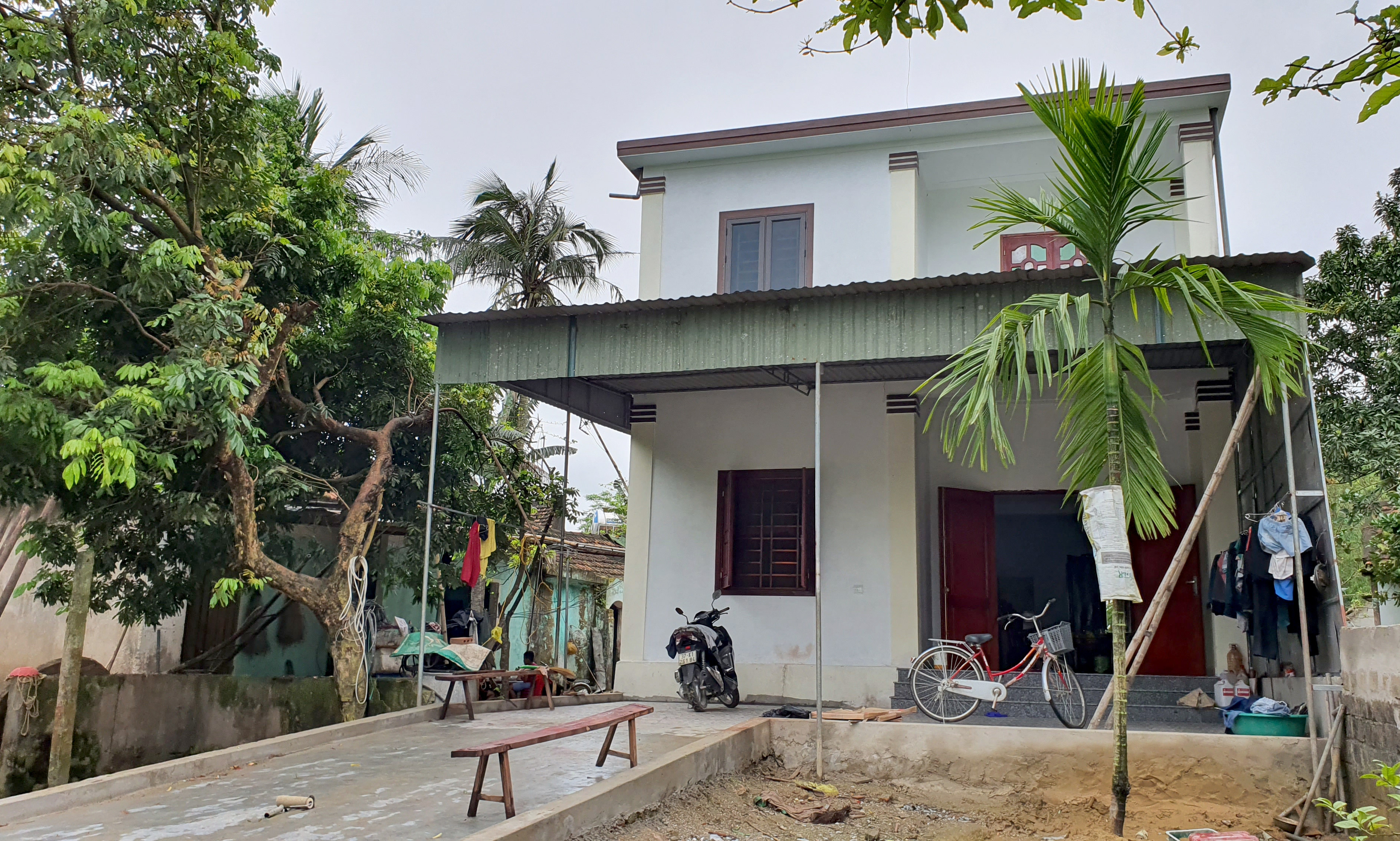 Gia đình ông Nguyễn Kế Thọ làm liều xây dựng căn nhà 2 gác khi căn nhà cũ đã hư hỏng nặng. Ảnh: P.B