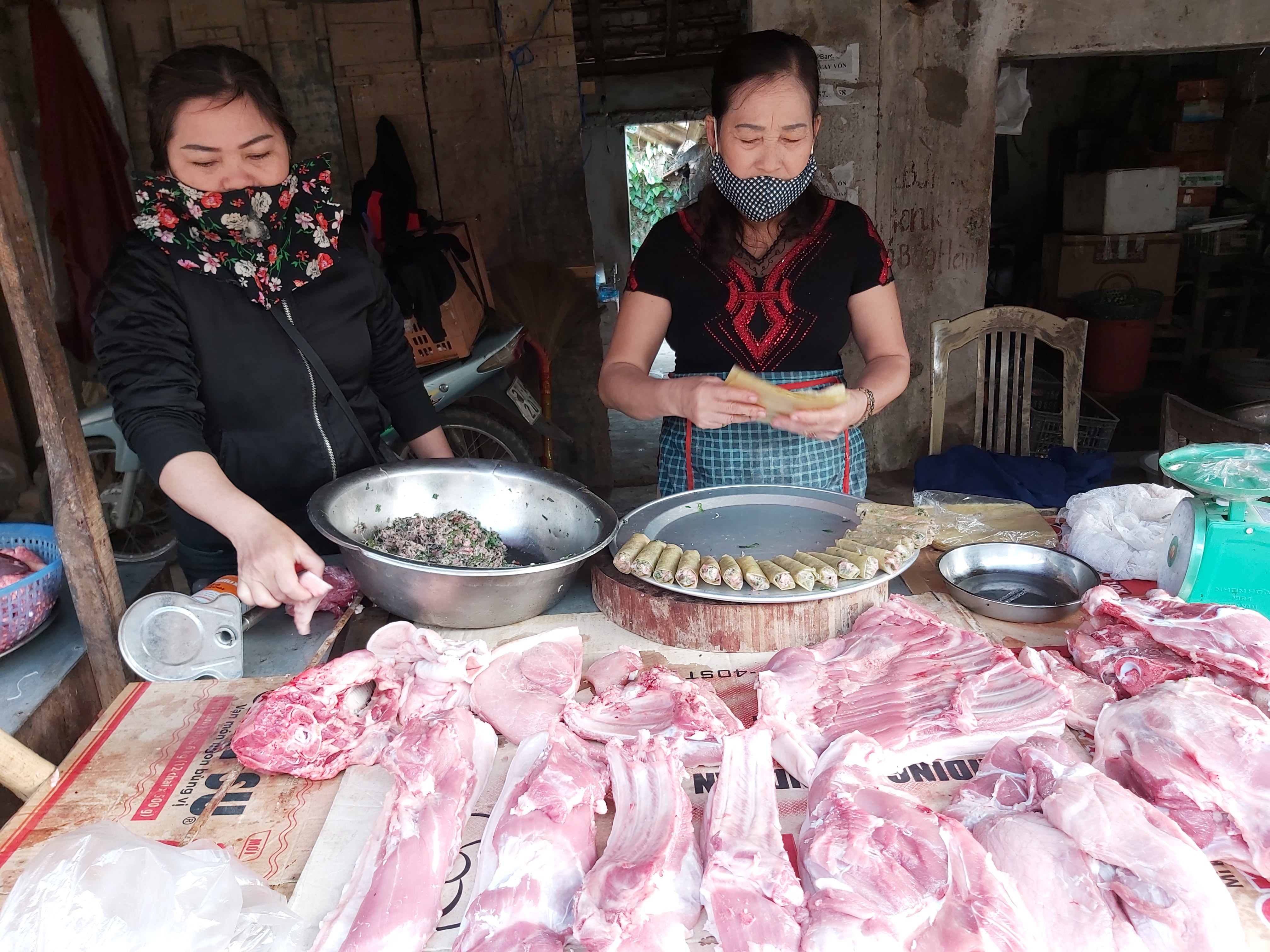 Thịt lợn hiện đang bán với giá từ 150.000 đến 180.000 đồng/kg. Ảnh: Xuân Hoàng