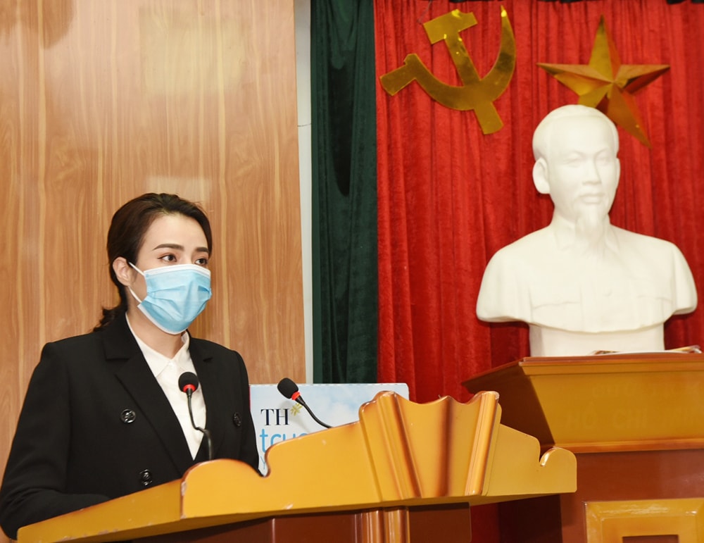 bà Trần Thị Như rang- giám đốc Quỹ Vì tầm vóc Việt chia sẻ: Doanh nghiệp tài trợ máy thở với mong muốn đồng hành thiết thực và hiệu quả nhất với Nghệ An trong phòng chống dịch. Ảnh: Phú Hương