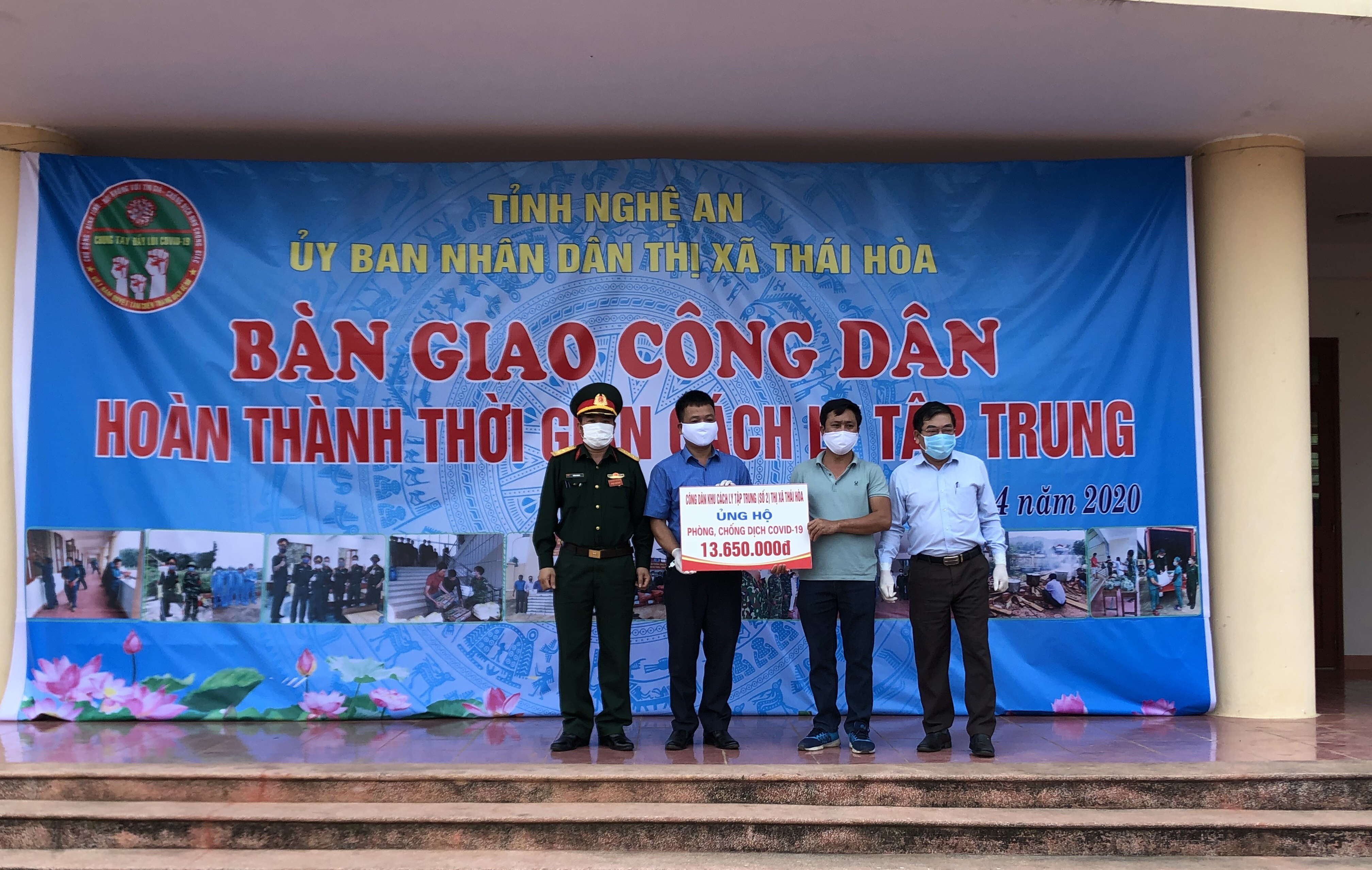 Các công dân quyên góp tiền ủng hộ BCĐ phòng chống dịch COVID-19. Ảnh: Hoàng Long