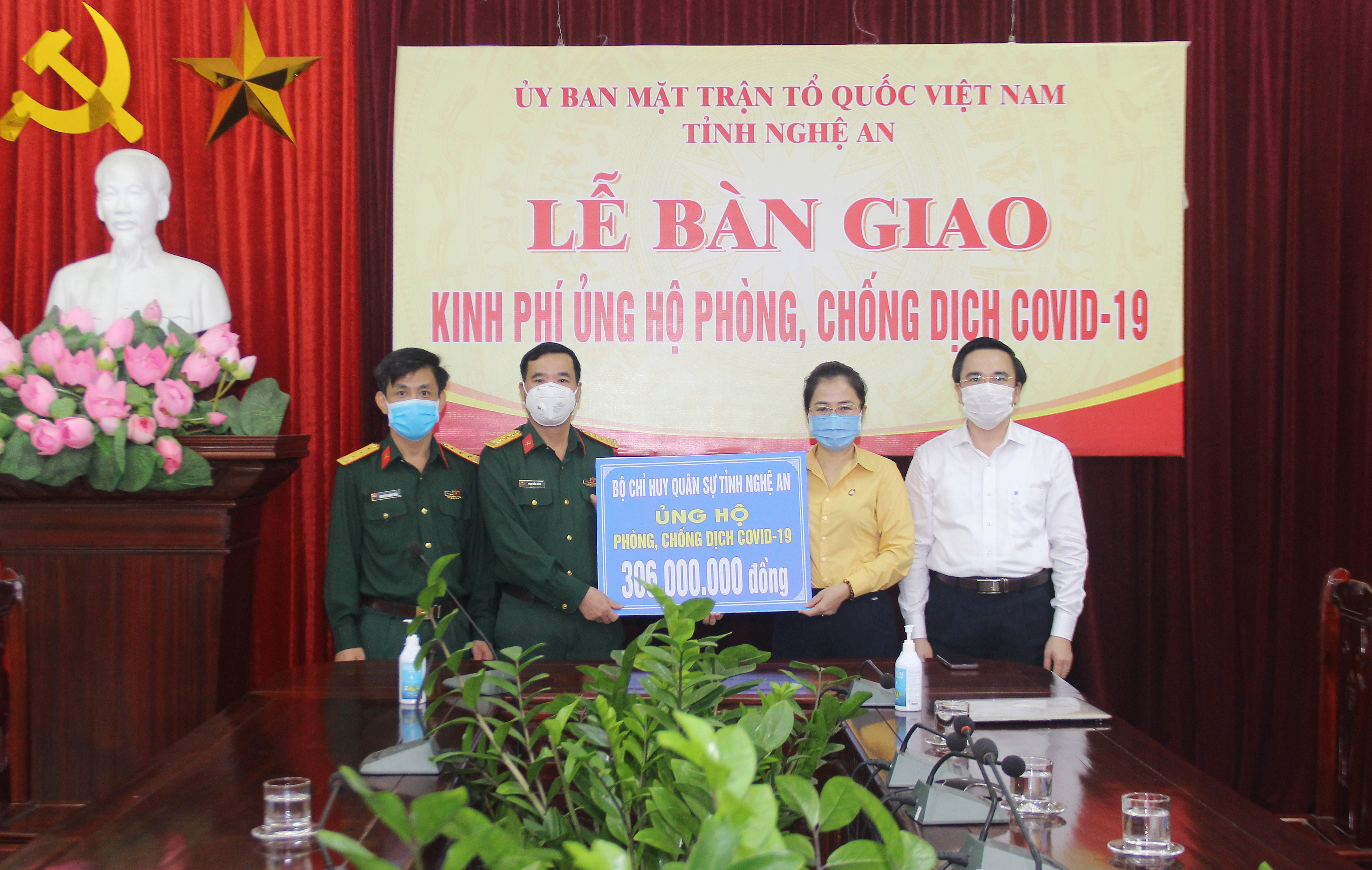 Ban Thường trực UBMTTQ tỉnh tiếp nhận ủng hộ từ Ban liên lạc cực chiến binh Đặc công thành phố Vinh ủng hộ. Ảnh: Mai Hoa