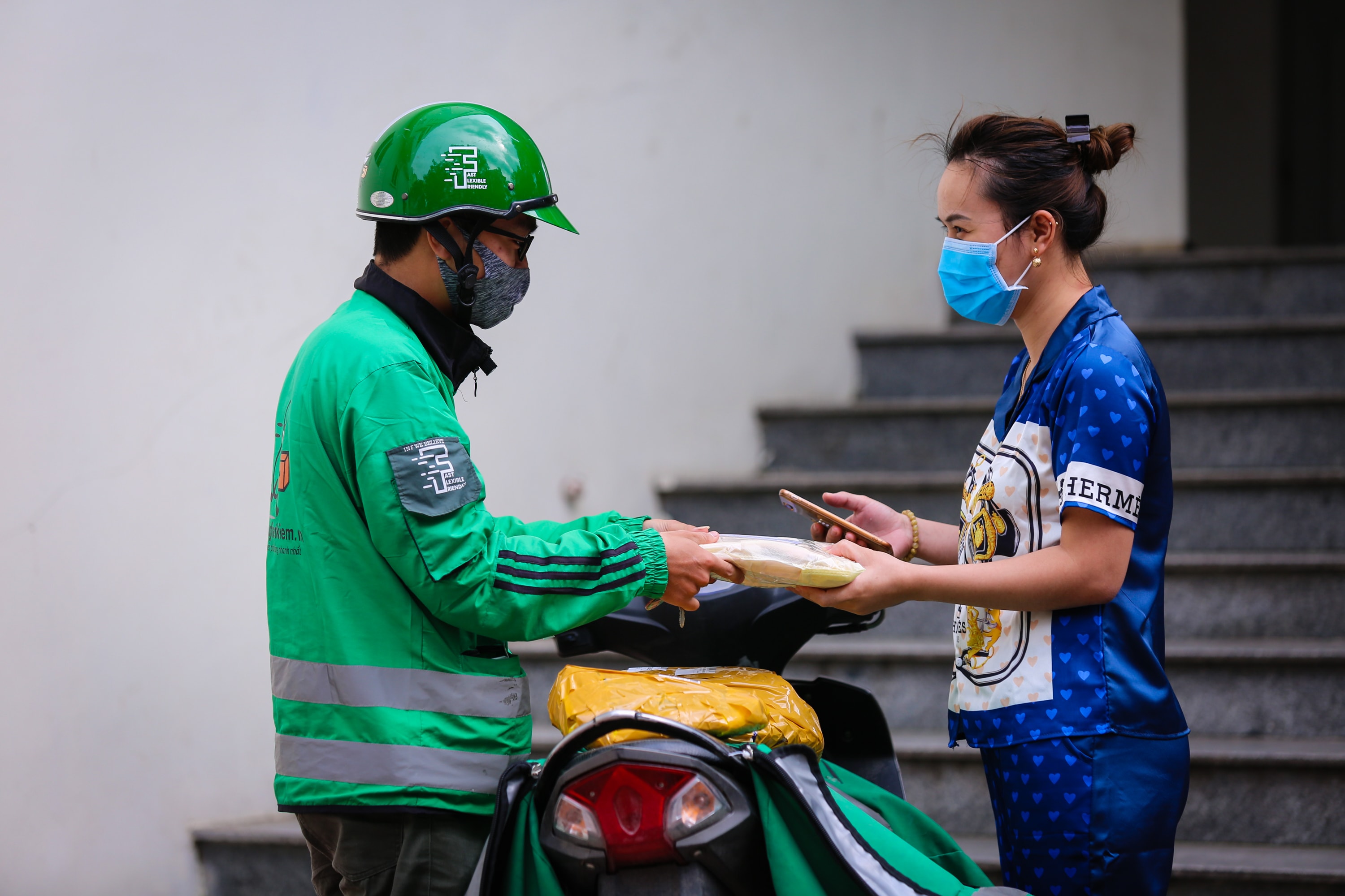 Và, trong thời gian cách ly toàn xã hội, 