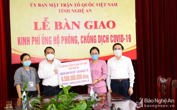 Ủy ban MTTQ Việt Nam tỉnh Nghệ An bàn giao 6,5 tỷ đồng (đợt 1) từ nguồn ủng hộ xã hội cho ngành Y tế Nghệ An. Ảnh Nguyên Nguyên