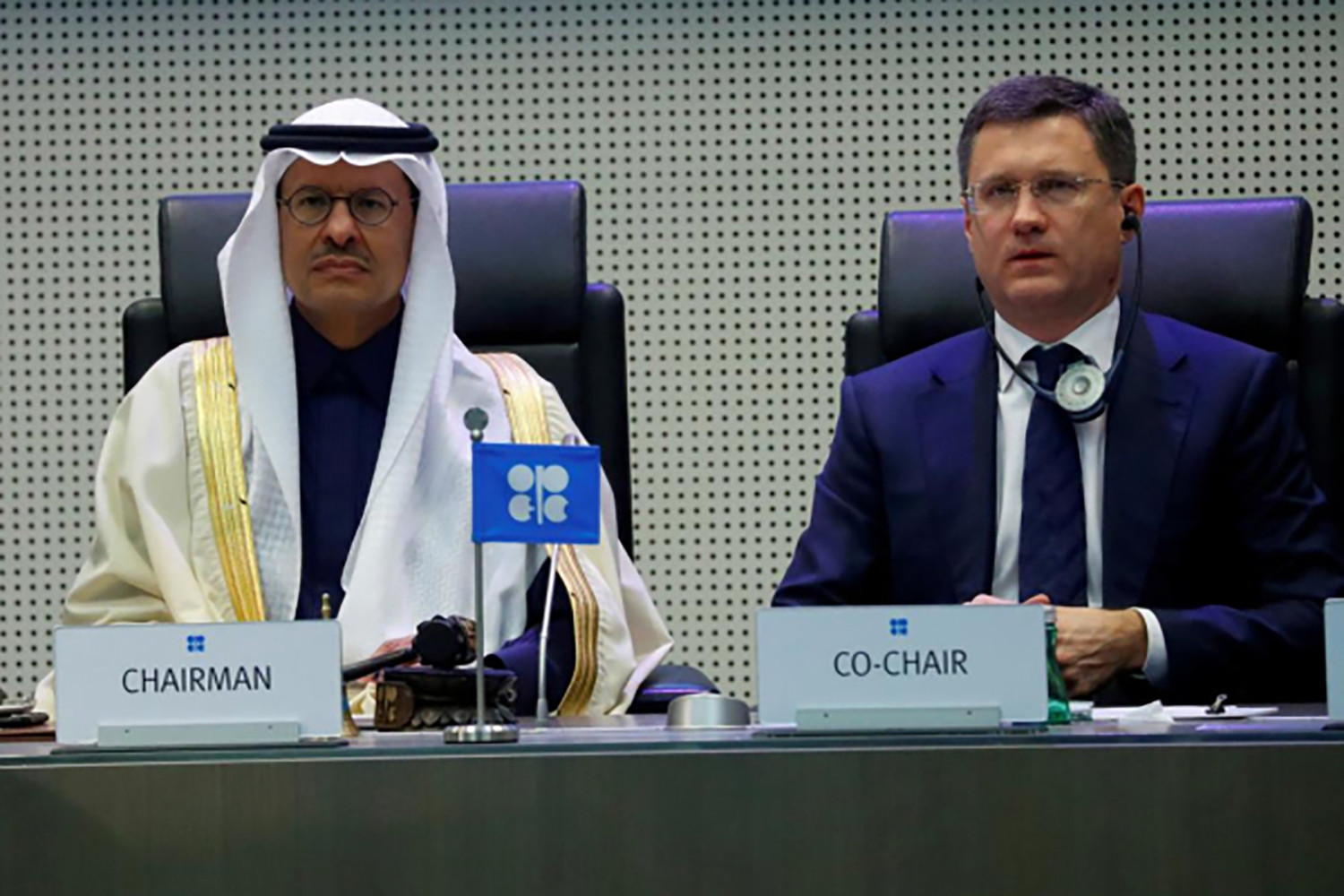 Bộ trưởng Năng lượng Nga (phải) và người đồng cấp Saudi Arabia đồng chủ trì phiên họp bất thường của OPEC+ từ ngày 9-12/4. Ảnh: AFP