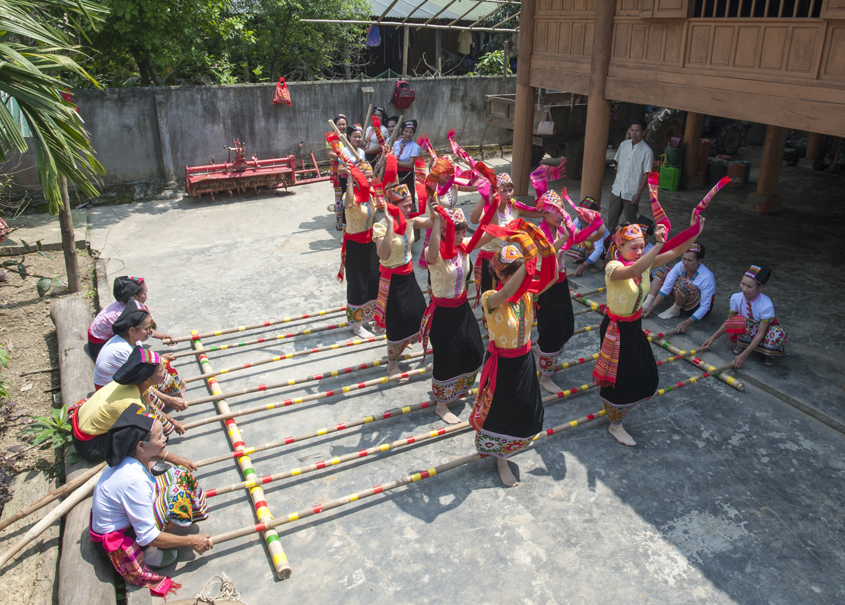 Giữ gìn văn hóa góp phần phát triển du lịch cộng đồng ở huyện Con Cuông. Ảnh tư liệu: Thành Cường